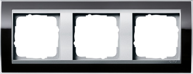 213736 - Gira Event Clear Рамка на 3 поста, чёрная глянцевая, центральная вставка алюм.